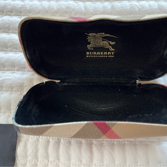 Burberry Stylish Black Aviator Glasses - Picture 5 of 12